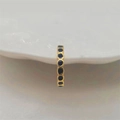 Anello minimalista in argento S925 placcato oro con intarsi tondi in smalto nero - Argento 925 / Oro