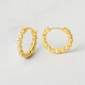 Detailansicht gedrehter goldener Creolen mit mikroverzinkten weißen Zirkonia-Steinen - Vollständiges S925 Sterling Silber / Gold