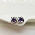 Dettaglio di orecchini a lobo con zircone viola e montatura a trifoglio in argento - Argento 925 / Zirconia Viola