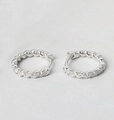 Nahaufnahme von S925 Silber-Creolen mit gedrehtem Design und klaren Zirkoniasteinen - Vollständiges S925 Sterling Silber / Weißgold