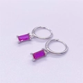 Primer plano detallado de pendientes de aro de plata S925 con cristales magenta rectangulares - Plata de Ley S925 Completa / Plata-Zirconia Roja