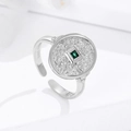 Anello scudo vintage in argento 925 con gemma verde quadrata e trama in rilievo - Taglia unica / Oro Bianco
