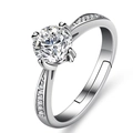 Detailansicht eines Rings aus 925er Sterlingsilber mit verstellbarem Ringband und 6 Krallen - Einstellbar Offen / Weiß