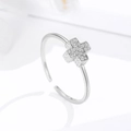 Minimalistischer 925er Silberring mit Kreuz und funkelnden Zirkonia in offener Form - Gehämmertes Kreuz Offener Stil / Weißgold