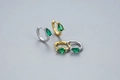 Détail macro de créoles en argent S925 avec émeraudes en forme de poire, or et argent - Zircon Vert