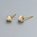 Eleganti orecchini a lobo in argento S925 con perle tonde bianche e montatura a quattro griffe - Argento 925 / Oro