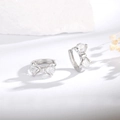 Minimalistische S925 sterling zilveren strik oorbellen met glanzende zirkonia steentjes - 925 zilver / Witgoud
