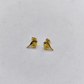 Detailaufnahme der vogel-ohrringe in gold-optik mit polierter oberfläche und flügelmutter - Gold