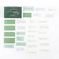 Donkergroene memoblokbox met handgeschreven scriptpapier in een bosthema-stijl - Stemming Essay