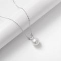 Elegante collana in argento S925 con perla d'acqua dolce tonda e pendente in zircone lucido - Argento 925 / Bianco
