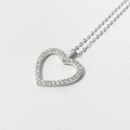 Dettaglio macro del ciondolo a cuore in argento 925 con zirconi e design a traforo - Argento 925 / Oro Bianco