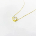 Dettaglio della collana a catena dorata con perla bianca e pendente in zircone a goccia - Oro