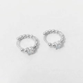 Dettaglio di orecchini a cerchio in argento S925 con perline e zircone lucido - Argento 925 / Zirconia Bianca Oro Bianco