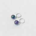 Orecchini a cerchio in argento S925 con perle iridescenti e sfumature viola-verde - Argento 925 / Oro Bianco