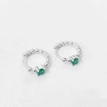 Dettaglio di orecchini a cerchio con perline in argento S925 con zircone verde e marchio - Argento 925 / Zircone Verde Argento