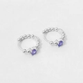 Dettaglio degli orecchini a cerchio in argento S925 con gemma viola rotonda - Argento 925 / Zircone Viola Color Argento