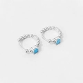 Dettaglio di orecchini a cerchio in argento 925 con zircone blu e bordi perlati - Argento 925 / Turchese Color Argento