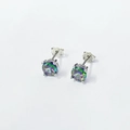 Orecchini a lobo in argento S925 con zirconi rotondi arcobaleno e castone a 4 griffe classiche - 4mm / Oro Bianco Arcobaleno