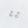 Orecchini a lobo classici in argento 925 con zirconi tondi e incastonatura a quattro griffe - 4mm / Zirconia Bianca Oro Bianco