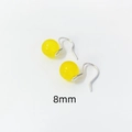 Dettaglio di perline in agata gialla da 8mm su orecchini a gancio in argento S925 - Argento 925 / 8mm Oro Bianco