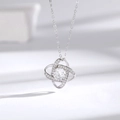 Elegante collana in argento S925 con ciondolo a quadrifoglio traforato e cristalli brillanti - Argento 925 / Oro Bianco