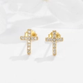 Primo piano degli orecchini a lobo a croce in argento S925 dorato con brillanti zirconi cubici - Argento 925 / Oro