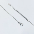 Primer plano de cadena de plata esterlina S925 con cierre de resorte y marca grabada - 0.8mm x 40+5cm / Oro Blanco