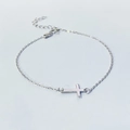 Bracciale croce minimalista in argento sterling S925 con chiusura regolabile su sfondo bianco - Argento 925 / Oro Bianco