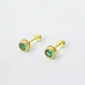 Dettaglio del marchio S925 su orecchini a perno dorati con zircone verde e finitura - Argento 925 / Zircone Verde Oro