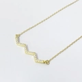 Minimalistische S925 Silber Zickzack-Halskette mit Zirkonia Steinen auf weißem Hintergrund - 925er Silber / Gold