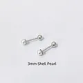 Primer plano de pendientes de perla de 3mm con cierre de rosca en plata de ley minimalista - Plata 925 / 3mm