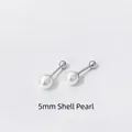 Detalle de pendientes de perlas de concha de 5mm con cierre de rosca seguro en plata S925 - Plata 925 / 5mm