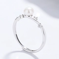Anillo ajustable de plata S925 con perla de agua dulce y detalles de circonita - Abierto Ajustable / Oro Blanco