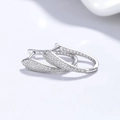 Elegante 925 zilveren U-vormige oorringen met glanzende zirkonia in bladvormig design - 925 zilver / Witgoud