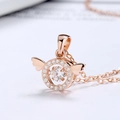 Collar de alas de ángel en oro rosa con colgante de piedra móvil y detalles de circón - Solo Colgante (Sin Cadena) / Oro rosa