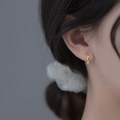 Elegante orecchino a cerchio Mobius intrecciato in oro indossato per un look minimalista - Argento 925 / Coppia Placcata Oro 18K