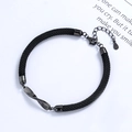 Pulsera Mobius tejida negra minimalista con pieza metálica grabada No.52 en color plomo - Plata 925 / Negro