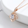 Collana in oro rosa con ciondolo a trifoglio a spirale e zircone rotondo brillante - Con Catena 1.58 / Placcato oro rosa con zirconia trasparente