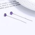 Orecchini a filo in argento 925 con zirconi viola rotondi e incastonatura classica a quattro griffe - Viola