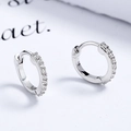 S925 Sterling Silber Creolen mit einem Halbkreis aus brillanten weißen Zirkoniasteinen - 925er Silber / Weißgold