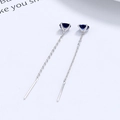 Orecchini a filo in argento 925 con pendenti in zircone blu scuro a quattro griffe - Blu