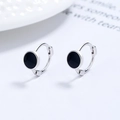 Orecchini a cerchio minimalisti in argento sterling 925 con smalto nero tondo e chiusura - Rotondo / Argento 925
