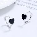 Orecchini a cerchio a cuore in argento 925 con intarsio in smalto nero da donna - Forma di Cuore / Argento 925