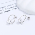 Minimalistische S925 Silberohrringe mit runden Süßwasserperlen im unregelmäßigen Design - 925er Silber / Weißgold