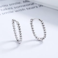 Orecchini huggie geometrici in argento S925 con texture a perline su sfondo bianco - Argento 925 / Coppia / Oro Bianco