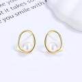 Minimalistische 925 Silber Perlenohrstecker mit unregelmäßigem goldenem Hohlrahmen Design - 925er Silber / Gold