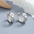 Pendientes de aro minimalistas de plata de ley 925 con diseño de patrón de diamantes - Plata 925 / Oro Blanco