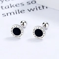 Orecchini a perno minimalisti in argento 925 con numeri romani neri incisi a cerchio - Nero