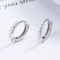 Eleganti orecchini a cerchio in argento sterling 925 con perle bianche e finitura lucida - Oro Bianco