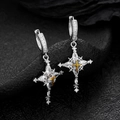 Detail von Sternkreuz-Ohrhängern mit Zirkonia auf einem strukturierten schwarzen Stein - Full Diamond Kreuz Ohrring (X1141-A)